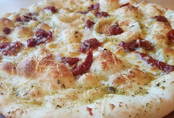 Focaccia mit getrockneten Tomaten