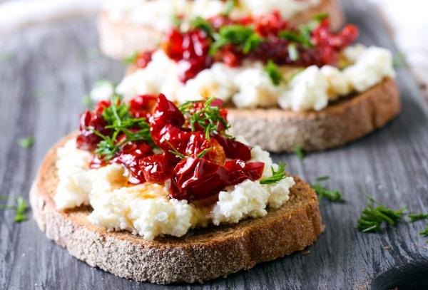 Italienischer Snack – Bruschetta mit getrockneten Tomaten und Ziegenkäse