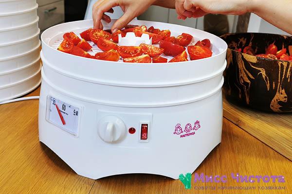 Getrocknete Tomaten in einer aromatischen Marinade mit dem Dörrgerät Masteritsa – bleiben den ganzen Winter über haltbar zu Hause