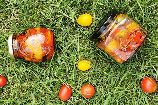 Getrocknete Tomaten in einer aromatischen Marinade mit dem Dörrgerät Masteritsa – bleiben den ganzen Winter über haltbar zu Hause