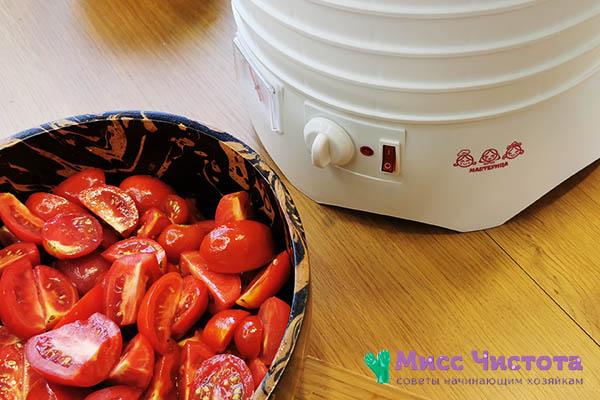 Getrocknete Tomaten in einer aromatischen Marinade mit dem Dörrgerät Masteritsa – bleiben den ganzen Winter über haltbar zu Hause