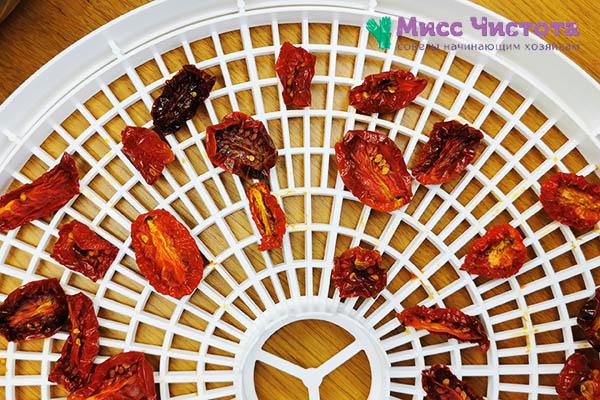 Getrocknete Tomaten in einer aromatischen Marinade mit dem Dörrgerät Masteritsa – bleiben den ganzen Winter über haltbar zu Hause