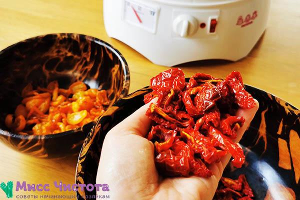Getrocknete Tomaten in einer aromatischen Marinade mit dem Dörrgerät Masteritsa – bleiben den ganzen Winter über haltbar zu Hause
