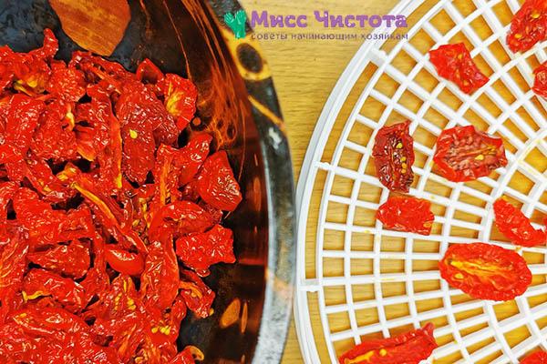 Getrocknete Tomaten in einer aromatischen Marinade mit dem Dörrgerät Masteritsa – bleiben den ganzen Winter über haltbar zu Hause