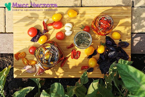 Getrocknete Tomaten in einer aromatischen Marinade mit dem Dörrgerät Masteritsa – bleiben den ganzen Winter über haltbar zu Hause
