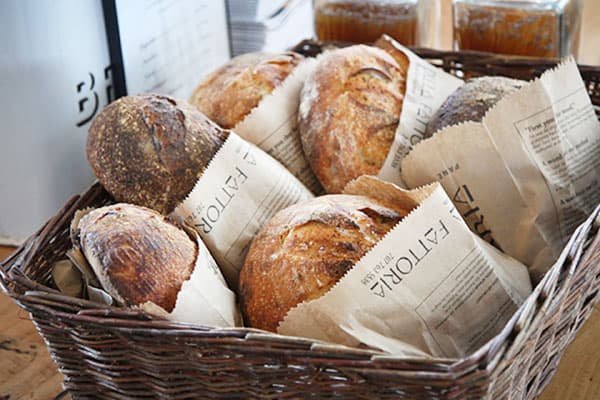 Brot in einer Papiertüte