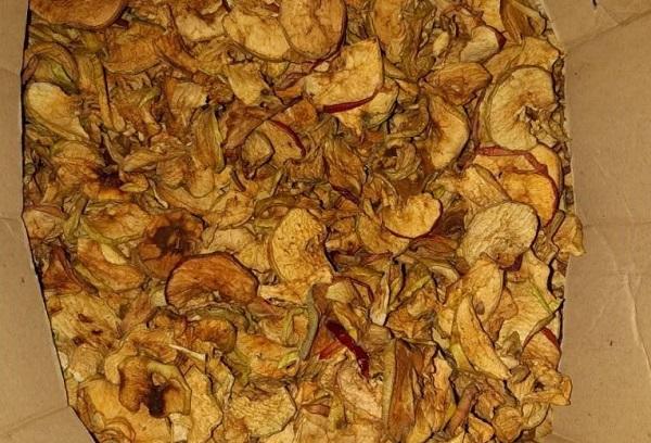 Getrocknete Äpfel in einer Kartonschachtel