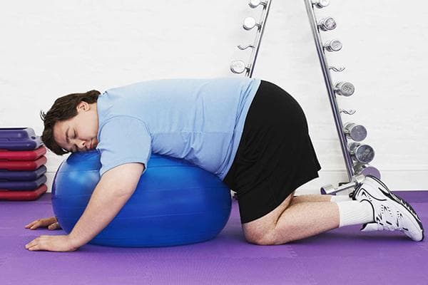 Ein erschöpfter Mann im Fitnessstudio