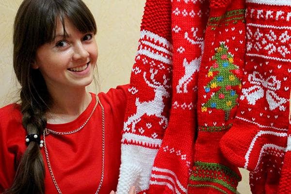 Frau mit gestrickten Weihnachtssachen