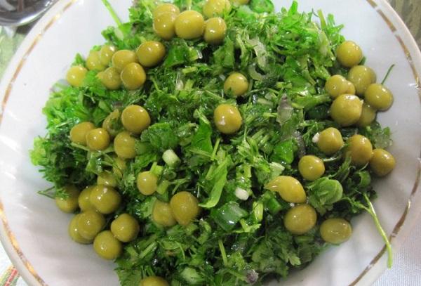 Klassischer Salat mit grünen Erbsen