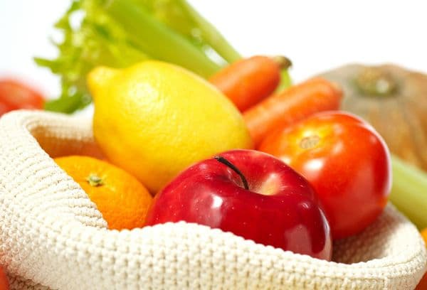 Tüte mit Obst und Gemüse