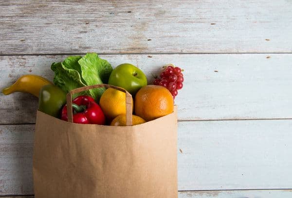 Papiertüte mit Obst und Gemüse