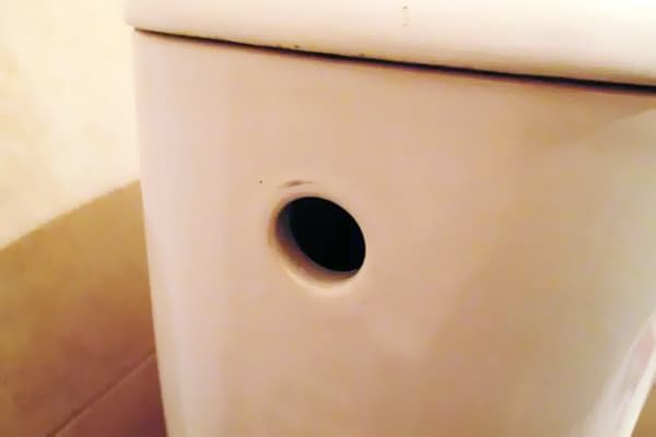 Seitliche Öffnung am Toilettenspülkasten