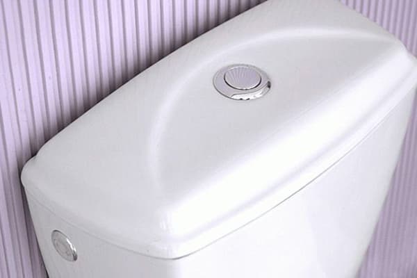 Seitliche Abdeckkappe am Toilettenspülkasten
