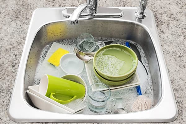 Eingeweichtes Geschirr in der Küchenspüle