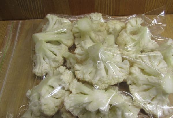 Blumenkohl in einem Gefrierbeutel