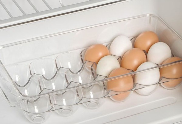 Hühnereier im Kühlschrank