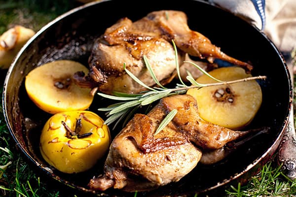 Mit Quitte überbackene Hähnchen