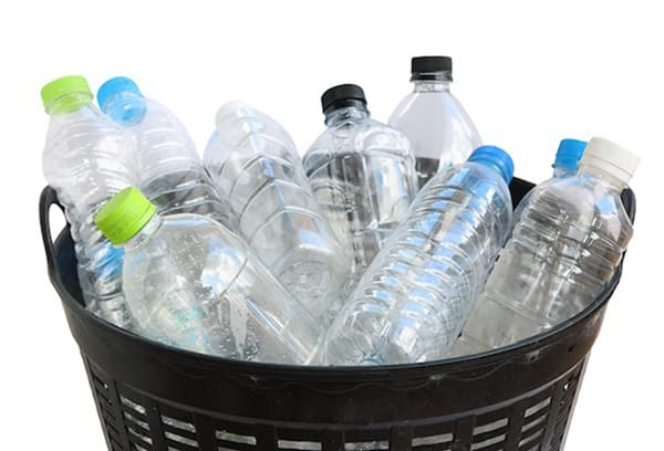 Plastikflaschen im Abfalleimer