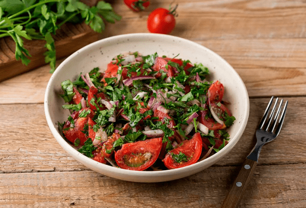 Tomatensalat mit Koriandergrün