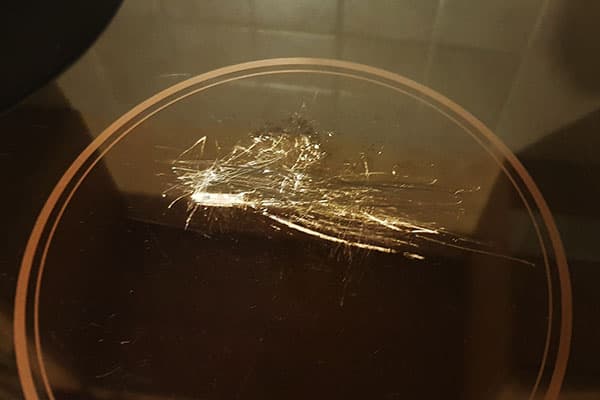 Beschädigte Glaskeramik-Platte eines Induktionskochfelds