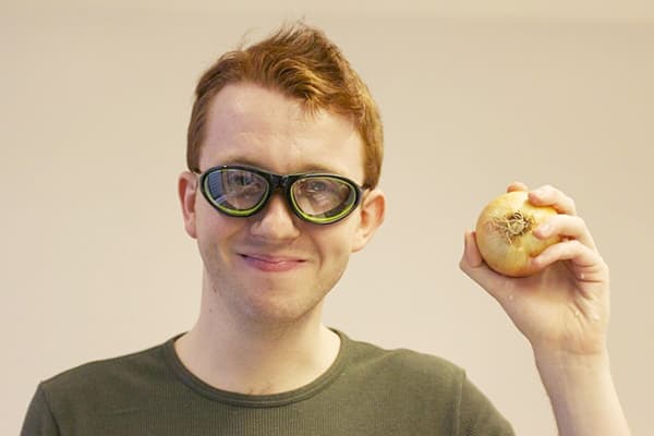 Ein junger Mann mit einer Zwiebel und einer Schwimmbrille