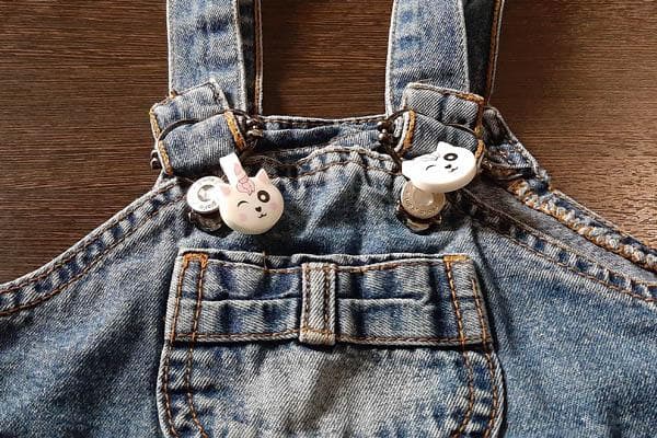 Figuren an einem Kinderoverall