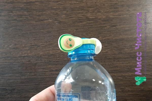 Figur an einer Plastikflasche