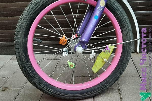Fahrrad geschmückt mit Figuren