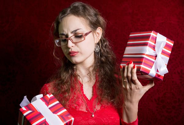 Mädchen mit Geschenkboxen