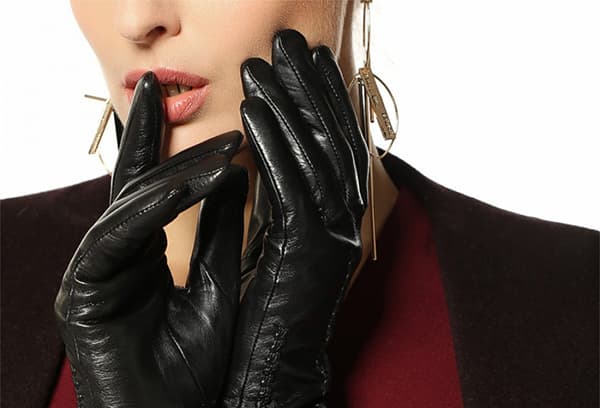 Mädchen in Lederhandschuhen