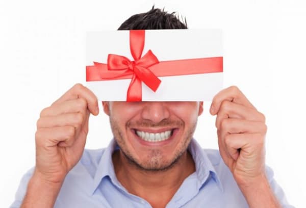 Mann mit Geschenk