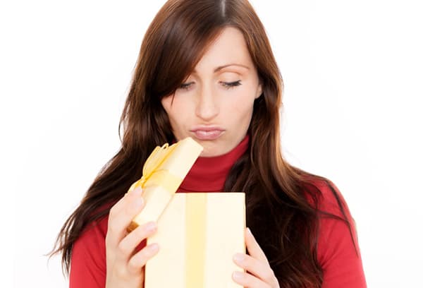 Frau unzufrieden mit dem Geschenk