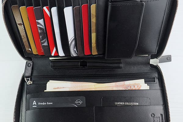 Geld und Bankkarten im Geldbeutel