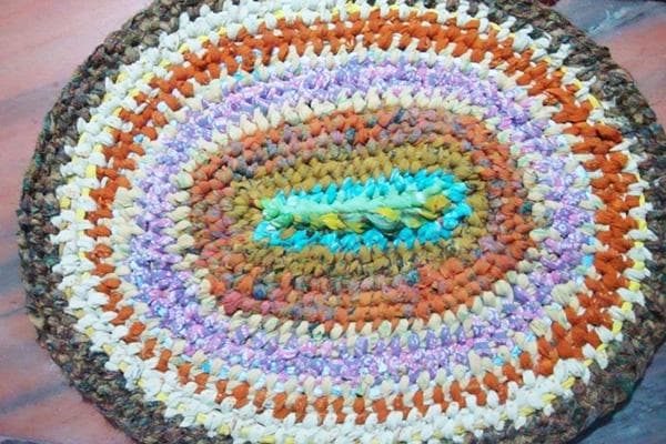 Geflochtener Teppich aus alten Strumpfhosen