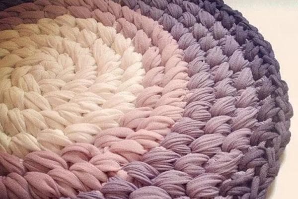 Gestrickte Matte aus Nylonstrumpfhosen