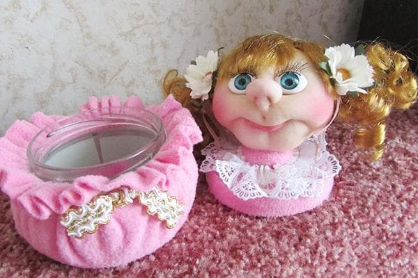Kopf einer Puppe aus einer Nylonstrumpfhose