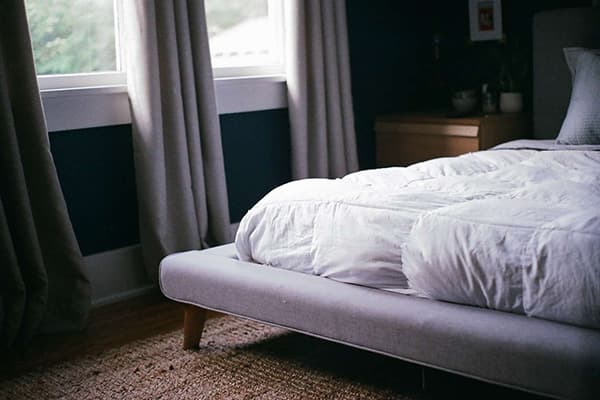 Helle Bettwäsche auf dem Bett