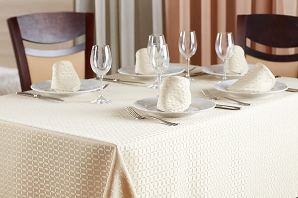 Gedeckter Tisch mit gebügelter Tischdecke