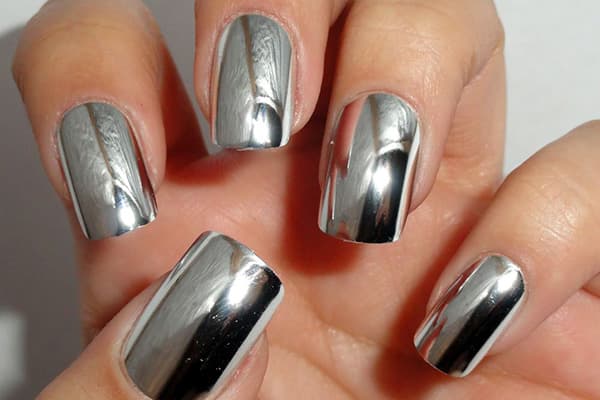 Metallic-Nageldesign mit Blattfolie