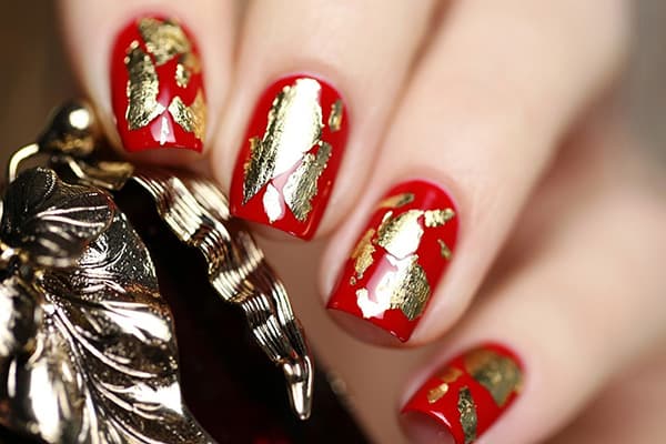 Auffälliges Nageldesign mit goldener Folie