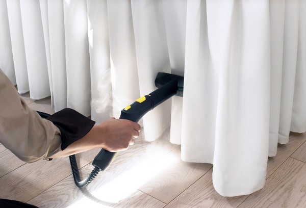 Bügeln von Gardinen mit einem Dampfgenerator