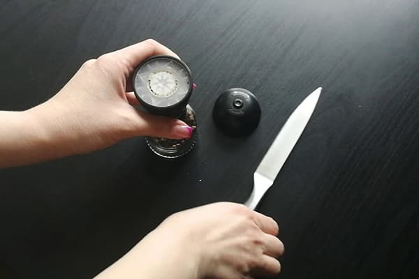 Eine Einwegmühle mit einem Messer öffnen