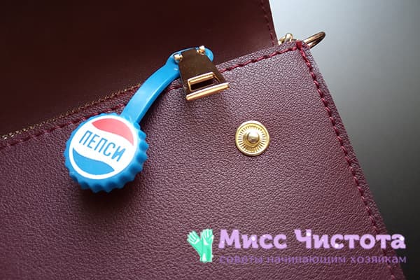 Sammelclip am Reißverschlussschieber einer Tasche