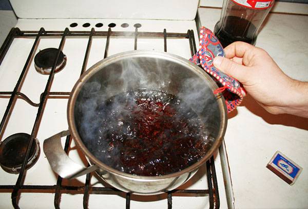 Auskochen von Anbrennrückständen von Marmelade im Topf