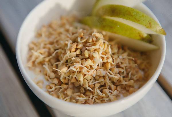 Frühstück mit grünem Buchweizen