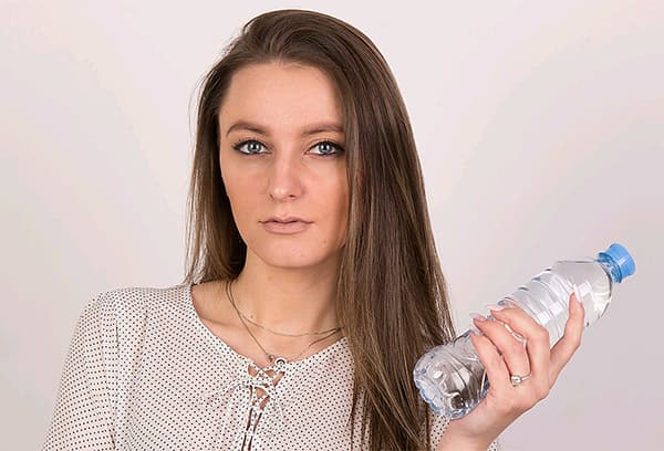 Eine Frau hält eine Wasserflasche