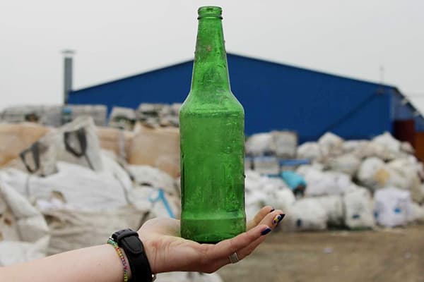 Glasflasche auf der Mülldeponie