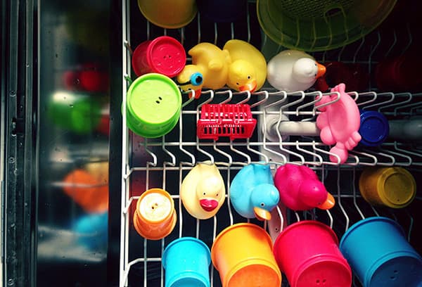 Plastikspielzeug in der Spülmaschine