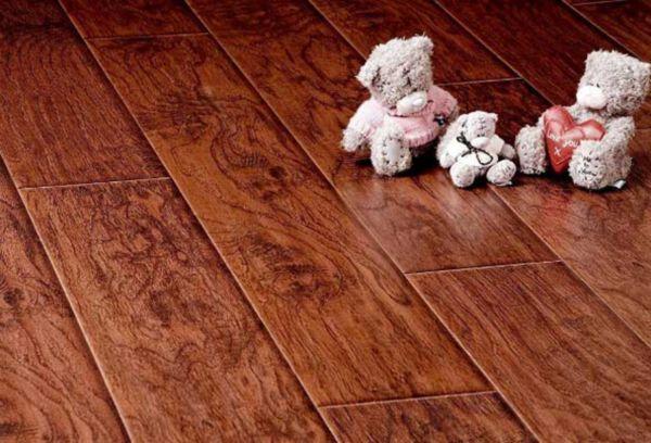 Laminat mit Fase in Eichenfarbe